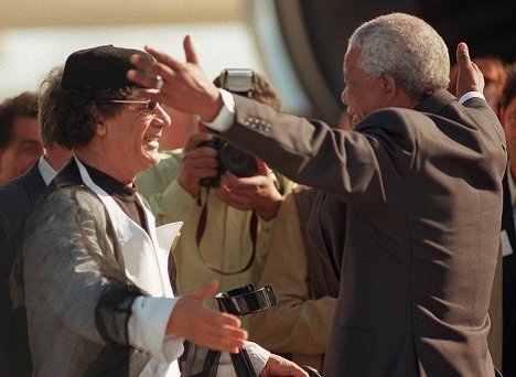Nelson Mandela greets Muammar Gaddafi