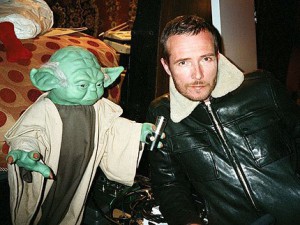 Scott Weiland posing with Yoda